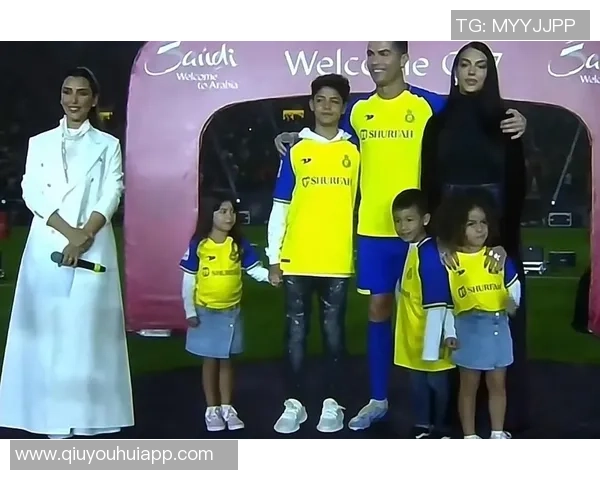 德约与C罗亲密互动造访网球中心互赠球衣与球拍 德约与C罗亲密互动造访网球中心互赠球衣与球拍